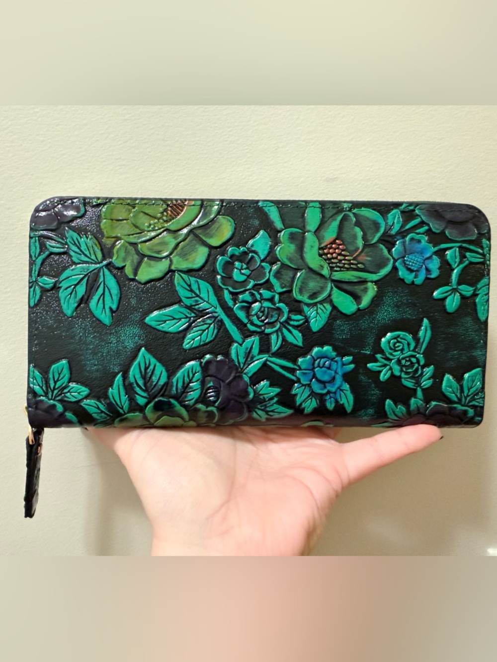 *Beautiful* Floral Embossed Green Zip Wallet - Like new!